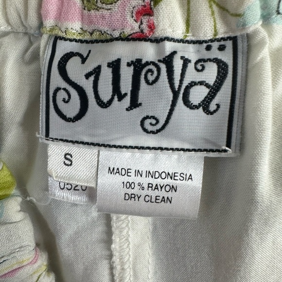 Surya floral and crocheted pull on crop pants size small - Picture 2 of 4